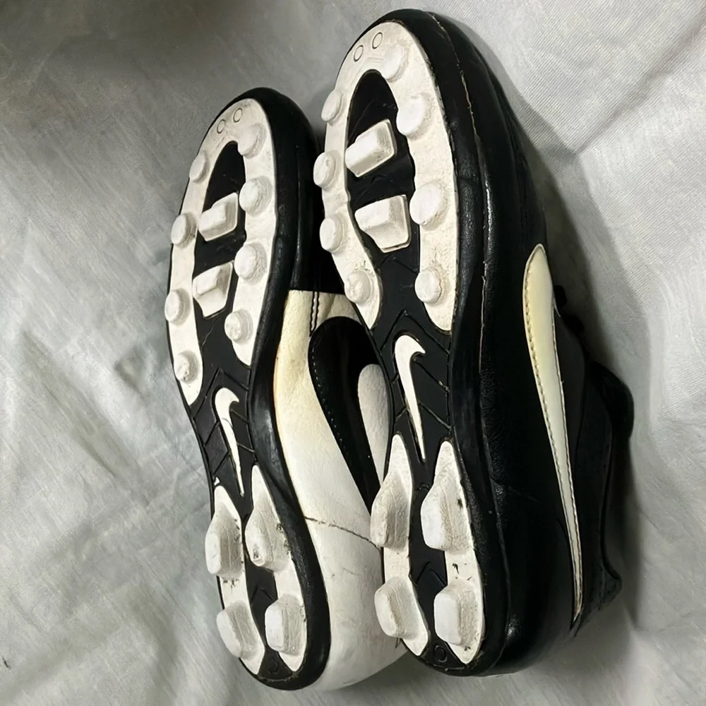 Nike boys/ girls Tiempo soccer shoes / Cleats - some STAINS but good condition - Picture 6 of 16
